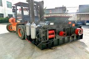 中大型全自動(dòng)液壓對(duì)輥破碎機(jī)發(fā)往江蘇