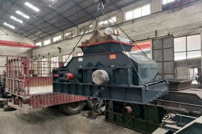 大型對(duì)輥破碎制砂機(jī)發(fā)往河北邯鄲