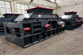 1500x1000大型半自動液壓對輥制砂機(jī)發(fā)貨圖片