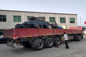 半自動1500x800液壓對輥破碎機(jī)發(fā)貨圖片
