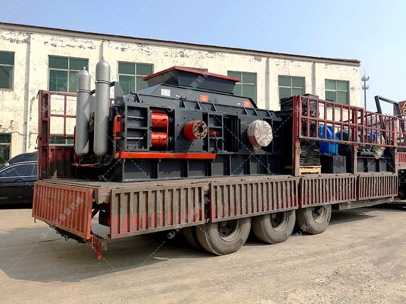 全自動(dòng)液壓對(duì)輥制砂機(jī)發(fā)往陜西