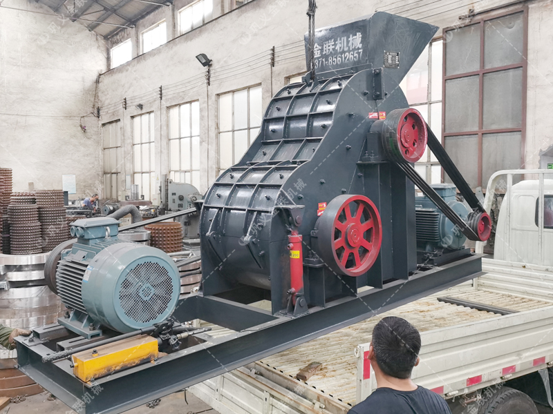 中型無(wú)篩底雙級(jí)粉碎機(jī)發(fā)往云南