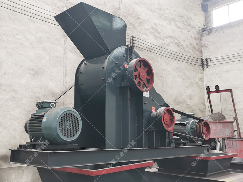 中型無(wú)篩底雙級(jí)粉碎機(jī)發(fā)往云南