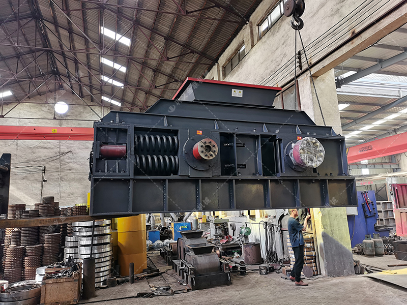 大型半自動(dòng)液壓對(duì)輥破碎機(jī)設(shè)備發(fā)往吉林