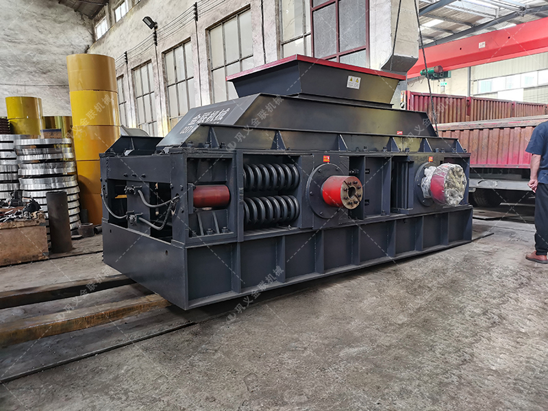 大型半自動(dòng)液壓對(duì)輥破碎機(jī)設(shè)備發(fā)往吉林