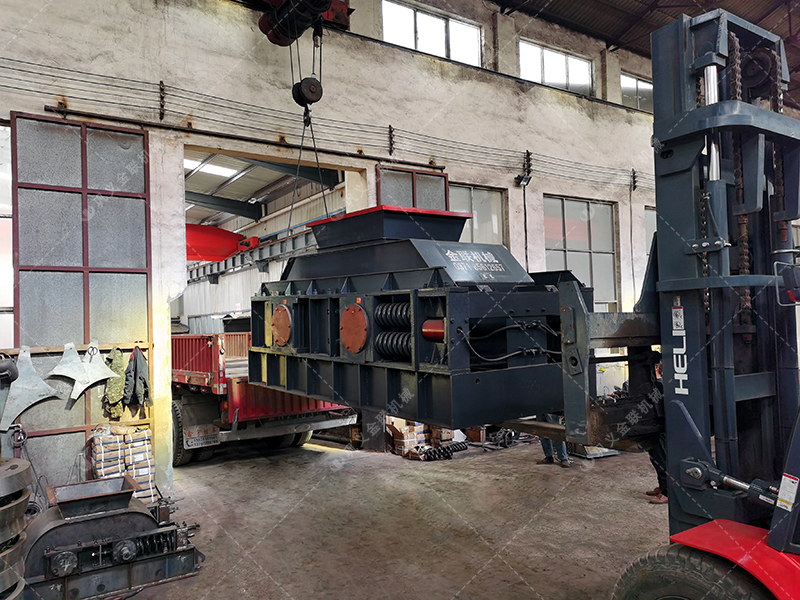 大型半自動(dòng)液壓對(duì)輥破碎機(jī)設(shè)備發(fā)往吉林