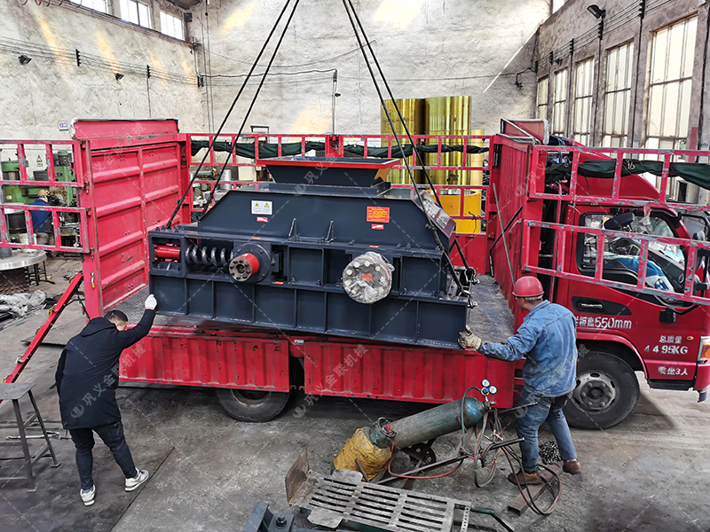 中型半自動(dòng)對(duì)輥破碎制砂機(jī)發(fā)往廣東