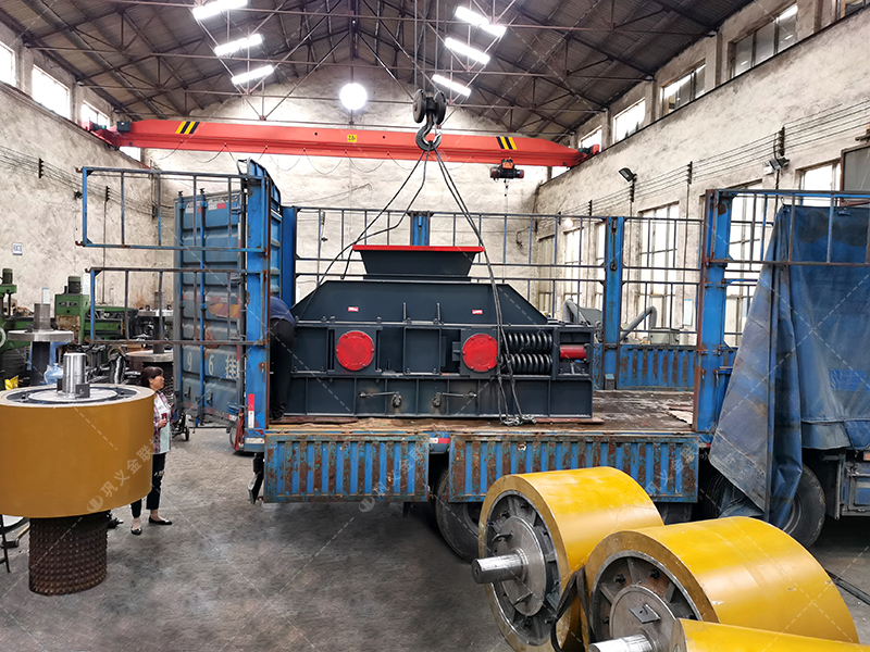 中型直連式液壓對(duì)輥制砂機(jī)發(fā)貨 發(fā)往新疆