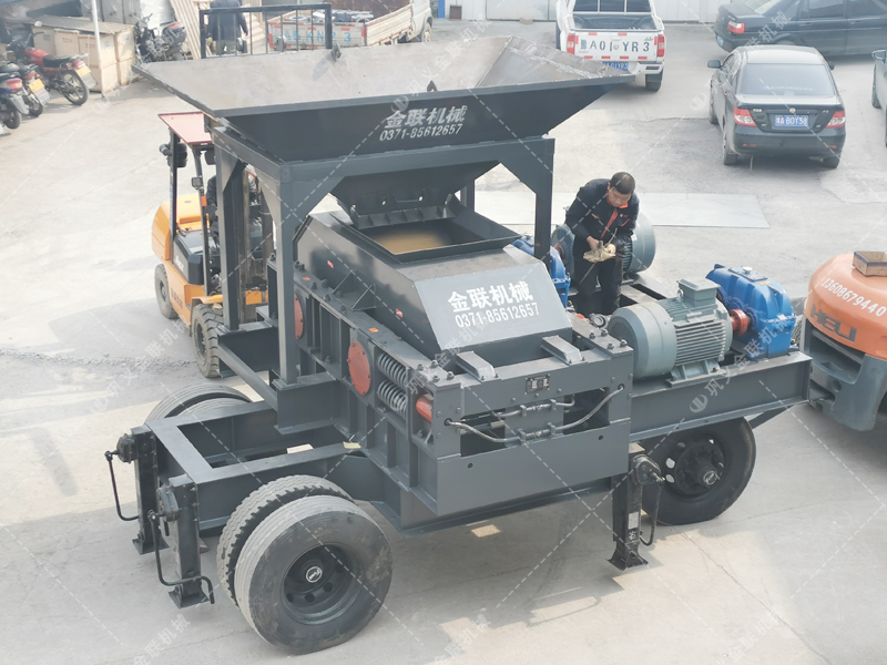 大型移動式對輥制砂機發(fā)往浙江