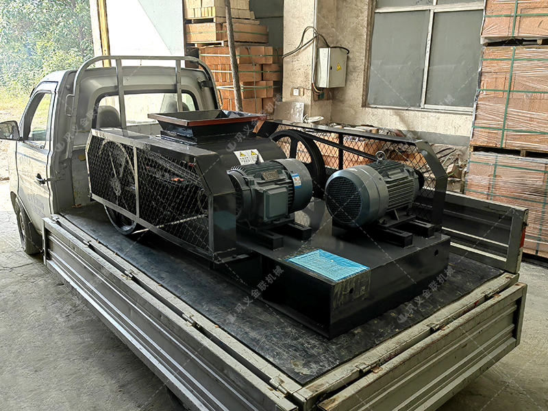 610x400對輥破碎機(jī)發(fā)貨圖片