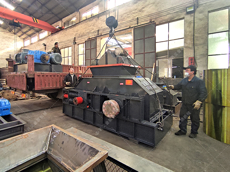 大型1200x800液壓半自動(dòng)對(duì)輥破碎機(jī)發(fā)往河南鄭州