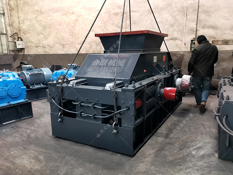 1000x700中型液壓對(duì)輥制砂機(jī)設(shè)備發(fā)往湖南