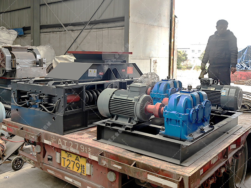 800x600中型直聯(lián)式對輥破碎機(jī)發(fā)往廣西