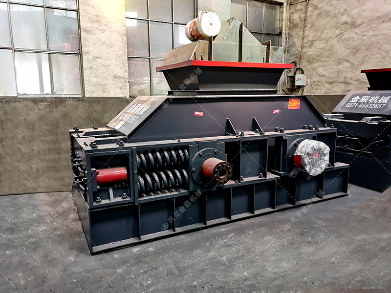 大型對輥破碎制砂機發(fā)往河南洛陽