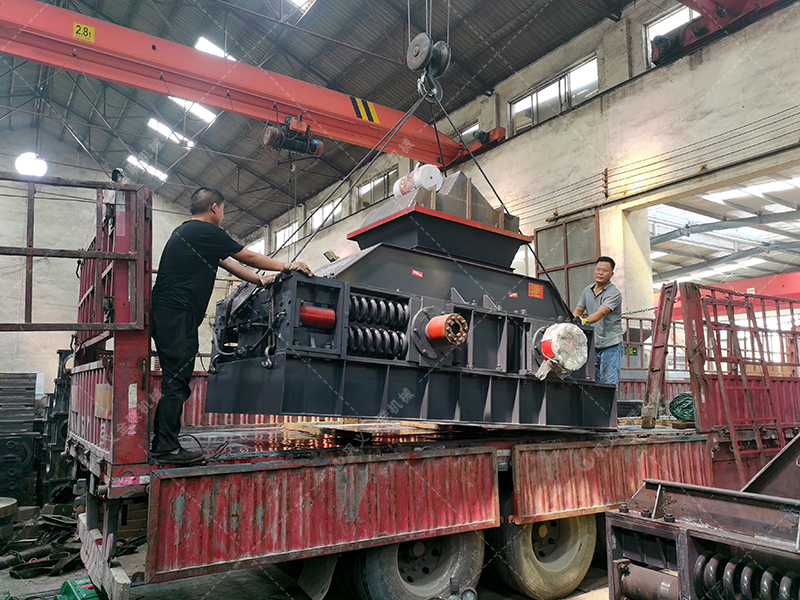 大型對輥破碎制砂機發(fā)往河南洛陽