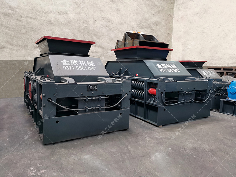 大型對(duì)輥制砂破碎機(jī)發(fā)貨圖片