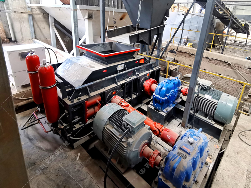 在瓜米石制砂賽道，液壓對(duì)輥破碎機(jī)如何助力企業(yè)搶占先機(jī)？